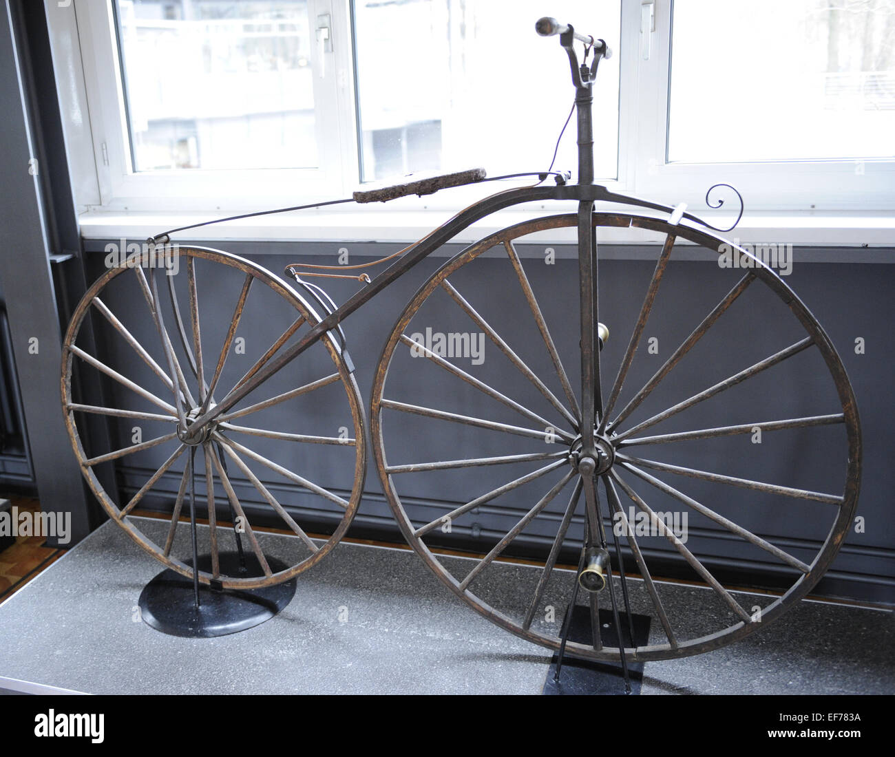 Antikes Fahrrad, 1867 von Pierre Michaux (1813-1883). Schmied, Teile für die Beförderung in Paris während 1850-1860 eingerichtet. Deutsches Technikmuseum Stockfoto