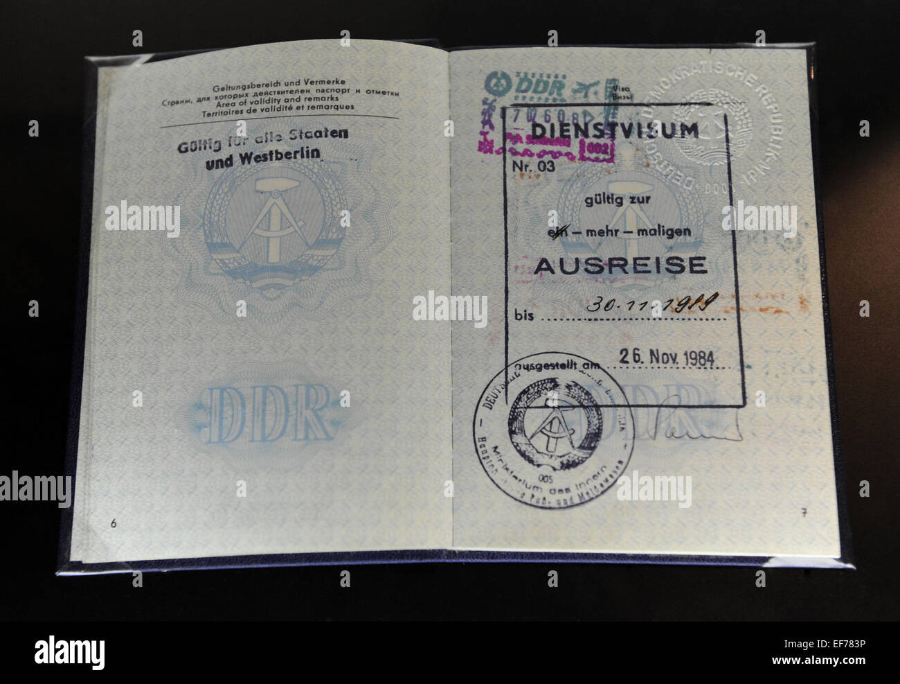 DDR. 20. C. "The Class Swot". Ostdeutsche konnte nach Westdeutschland (Künstler, Sportler) privilegiert Reisen. Die Gefahr der Desertion war hoch. DDR Museum. Berlin. Deutschland. Stockfoto