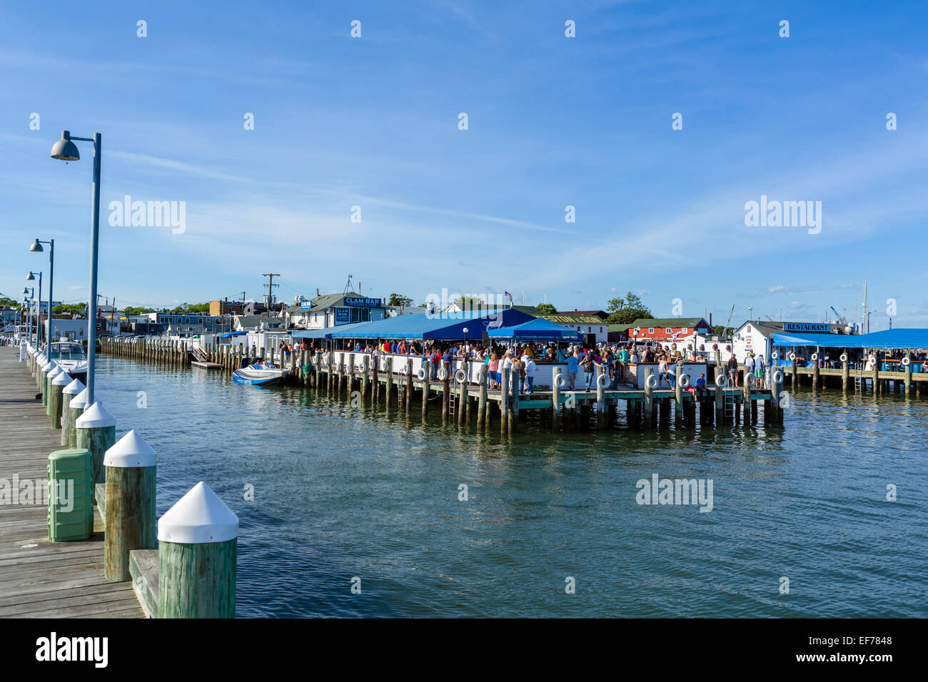 Restaurant am Meer in dem Dorf Greenport, Suffolk County, Long Island, NY, USA Stockfoto