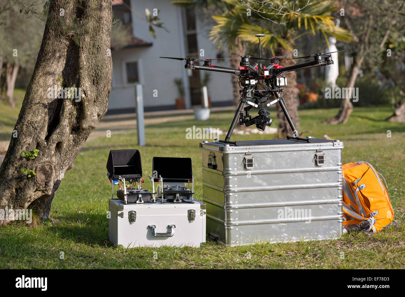 Quadcopter und drone Fernbedienungen ruht auf zwei Aluminium Toolboxen gegen leuchtend grün. Stockfoto