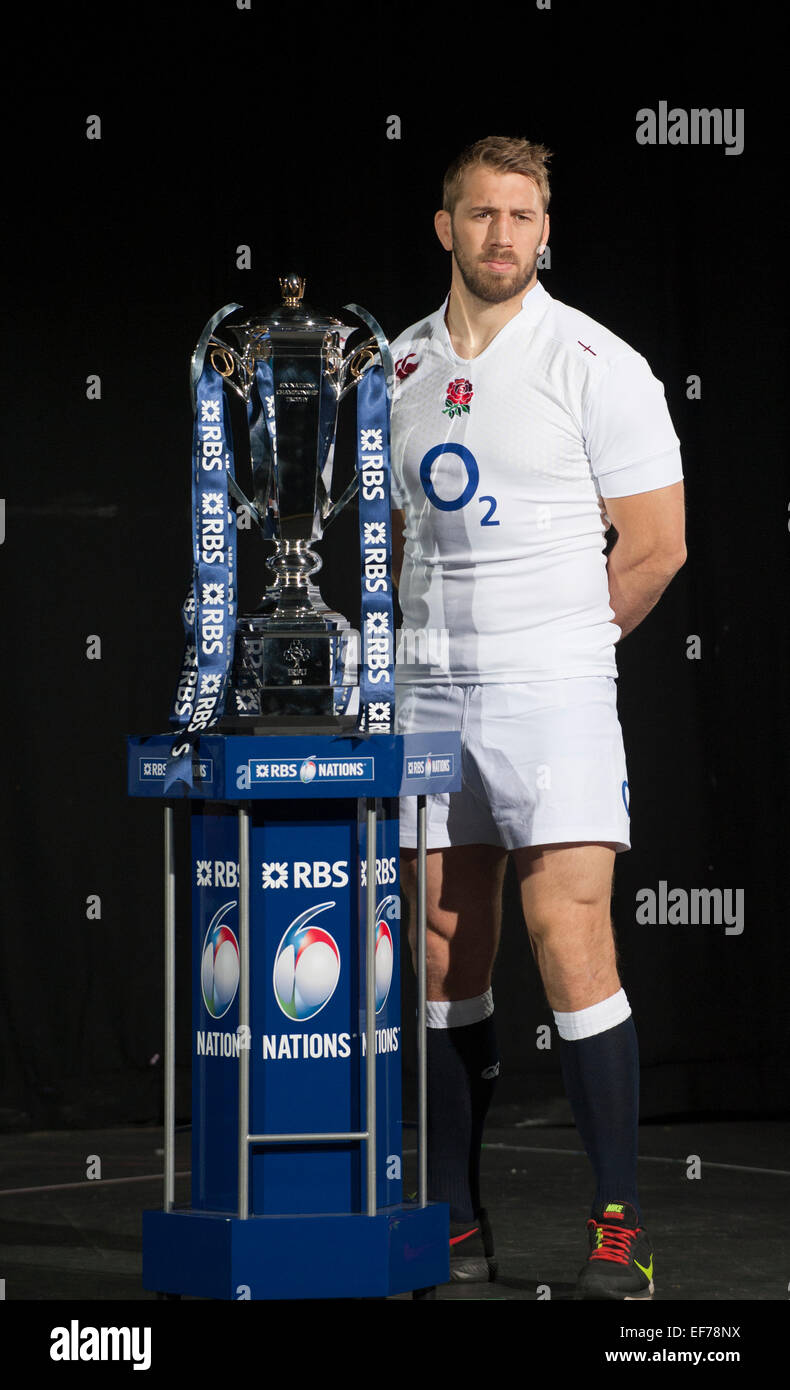 Hurlingham Club, W. London, UK. 28. Januar 2015. England-Team-Kapitän Chris Robshaw und RBS 6 Nations Trophy. Bildnachweis: Malcolm Park Leitartikel/Alamy Live-Nachrichten Stockfoto