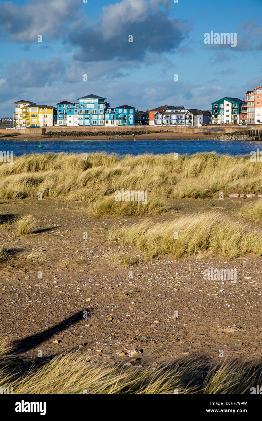 Moderne Ferienwohnungen direkt am Wasser in Exmouth, Devon von Dawlish Warren Naturschutzgebiet betrachtet. Stockfoto