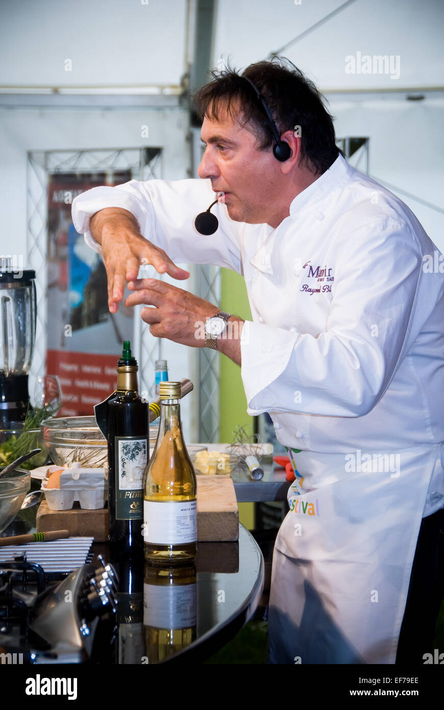 Raymond Blanc eine Kochdemonstration beim Kinder Food Festival Abingdon 2007 - Erde Vertrauen zu tun Stockfoto