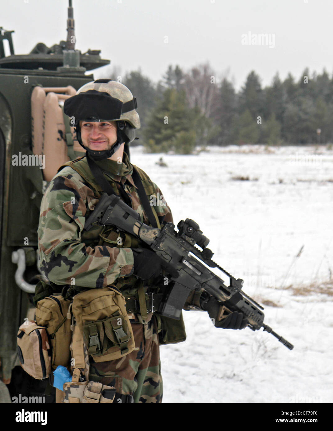 Eine lettische Soldaten während der live-Heißausbildung im Rahmen der Operation Atlantic lösen 23. Januar 2015 in Adazi, Lettland. Stockfoto