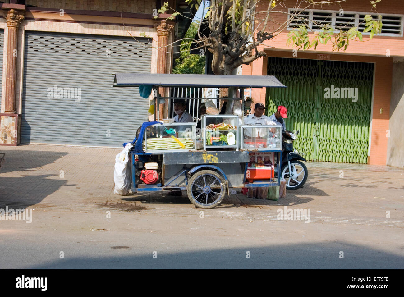 Ein mobile Küche Wagen parkt auf einer Stadtstraße in Kampong Cham, Kambodscha. Stockfoto