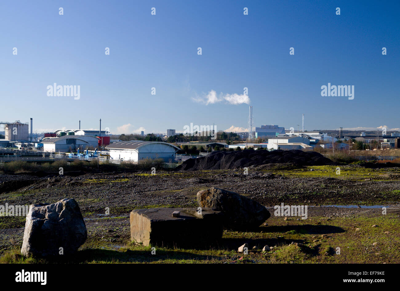 Ansicht des Industriegebiets um Cardiff Docks, Cardiff, Wales, UK. Stockfoto