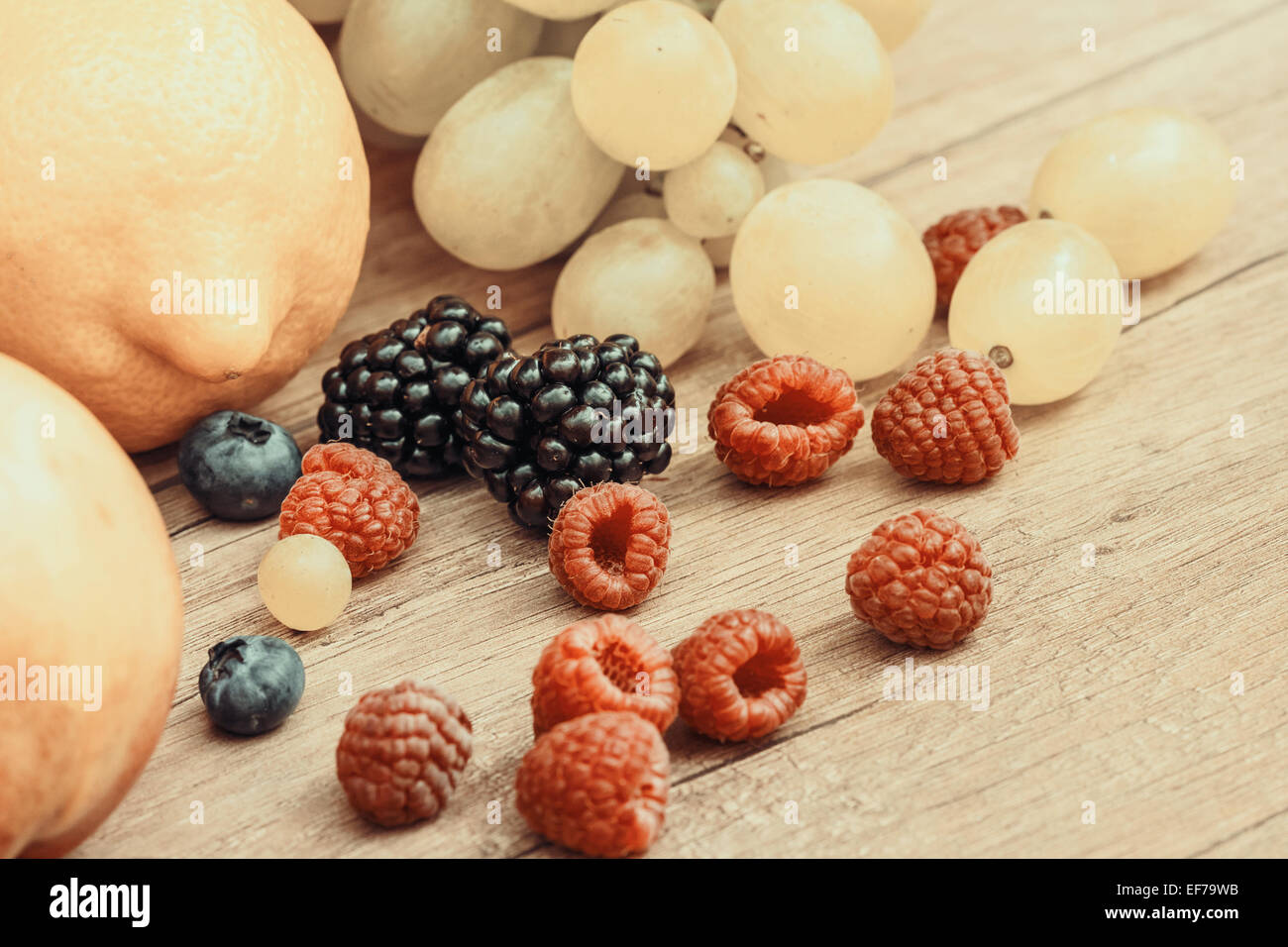 Retro-Foto des frischen Sommerfrüchten auf Holztisch Stockfoto