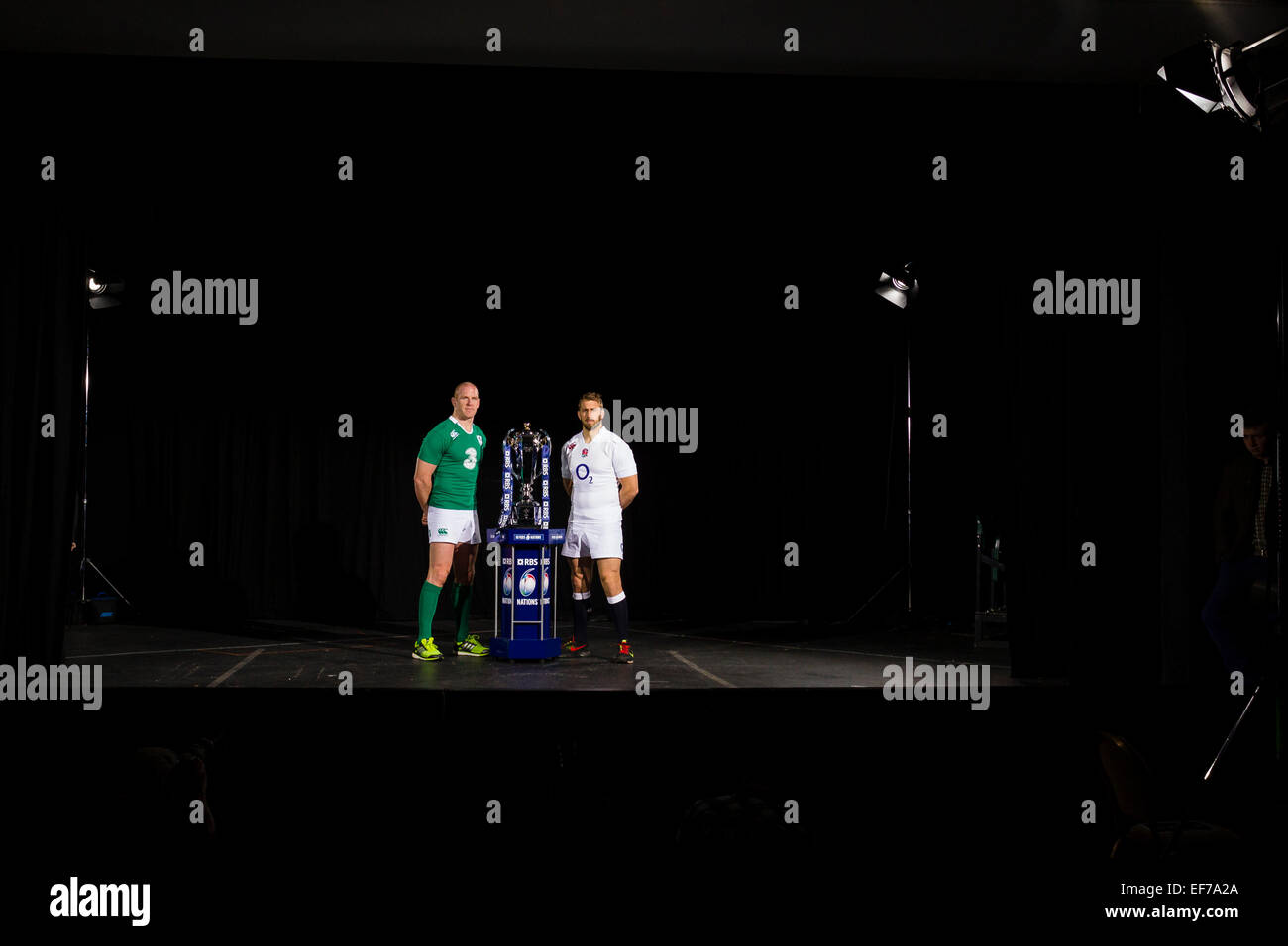 London, UK. 28. Januar 2015. 6 Nationen starten. Mannschaftsführer posieren mit die neue Trophäe bei der RBS 6 Nations Medien Start vom Hurlingham Club. (l-R) Paul O'Connell, Chris Robshaw Credit: Aktion Plus Sport/Alamy Live-Nachrichten Stockfoto