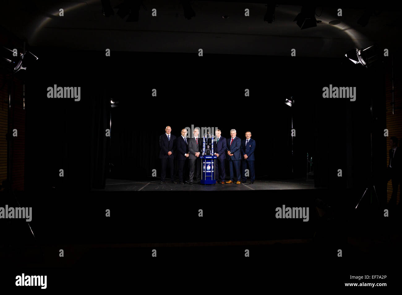 London, UK. 28. Januar 2015. 6 Nationen starten. Mannschaftsbusse posieren mit die neue Trophäe bei der RBS 6 Nations Medien Start vom Hurlingham Club. (l-R) Vern Cotter, Philippe Saint-Andre, Stuart Lancaster, Joe Schmidt, Warren Gatland, Jacques Brunel Credit: Action Plus Sport/Alamy Live News Stockfoto