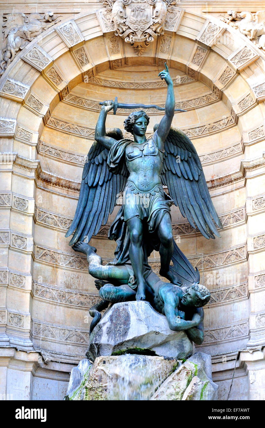 Paris, Frankreich. Place Saint-Michel. Fontaine Saint-Michel (1860) St. Michael den Teufel erschlagen Stockfoto