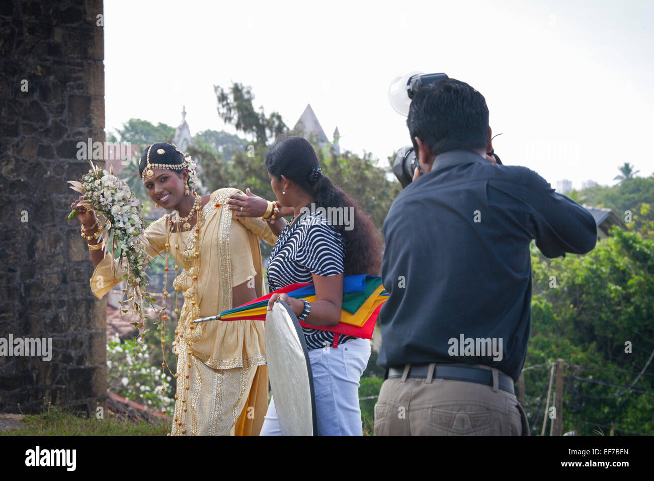 SRI LANKAN BRAUT UND FOTOGRAF BEI GALLE FORT Stockfoto