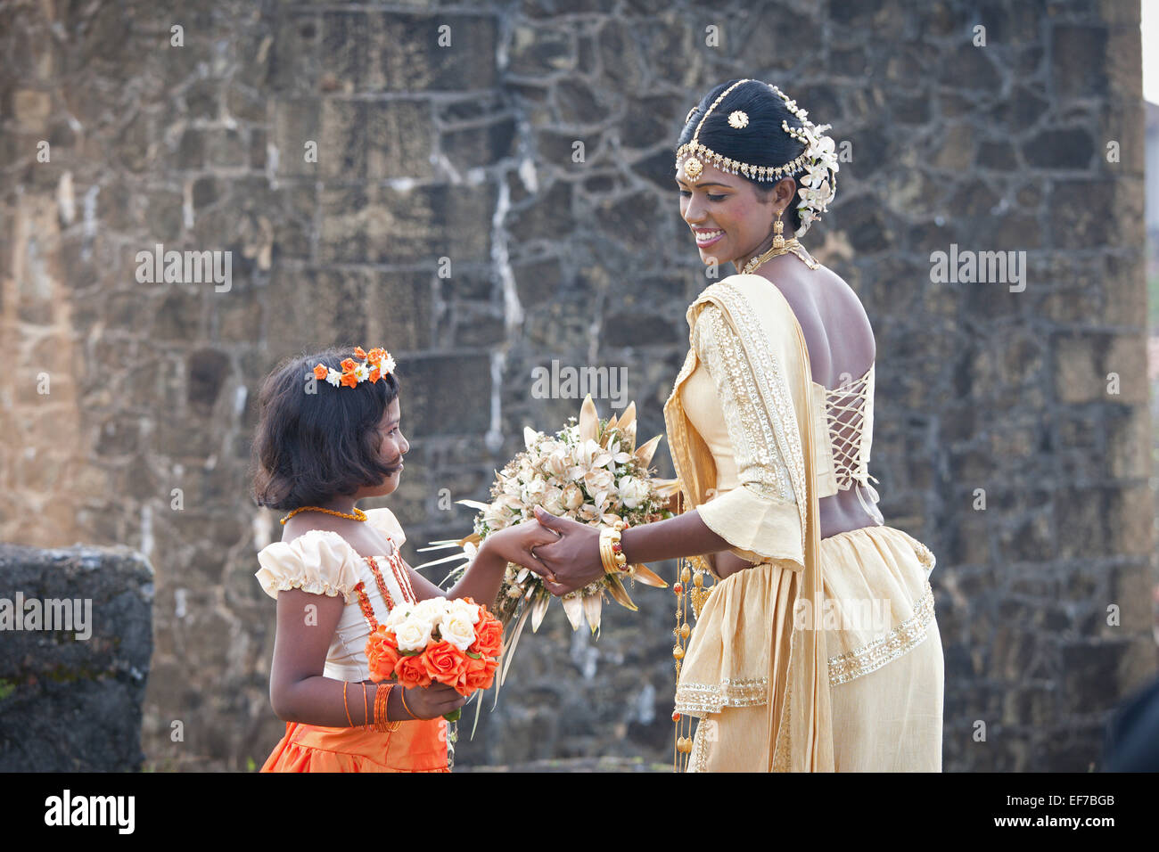 SRI LANKAN BRAUT UND BRAUTJUNGFER IM GALLE FORT Stockfoto