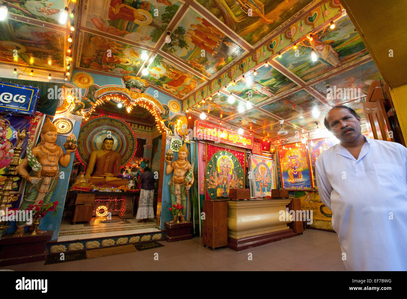 BUDDHISTISCHE TEMPEL IN DEN HEILIGEN SCHREIN KATARAGAMA Stockfoto