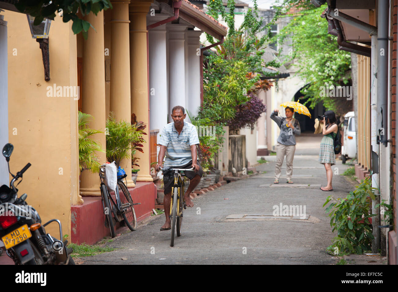 SRI LANKAN MANN RADFAHREN STRAßE COLONIAL IN GALLE FORT Stockfoto
