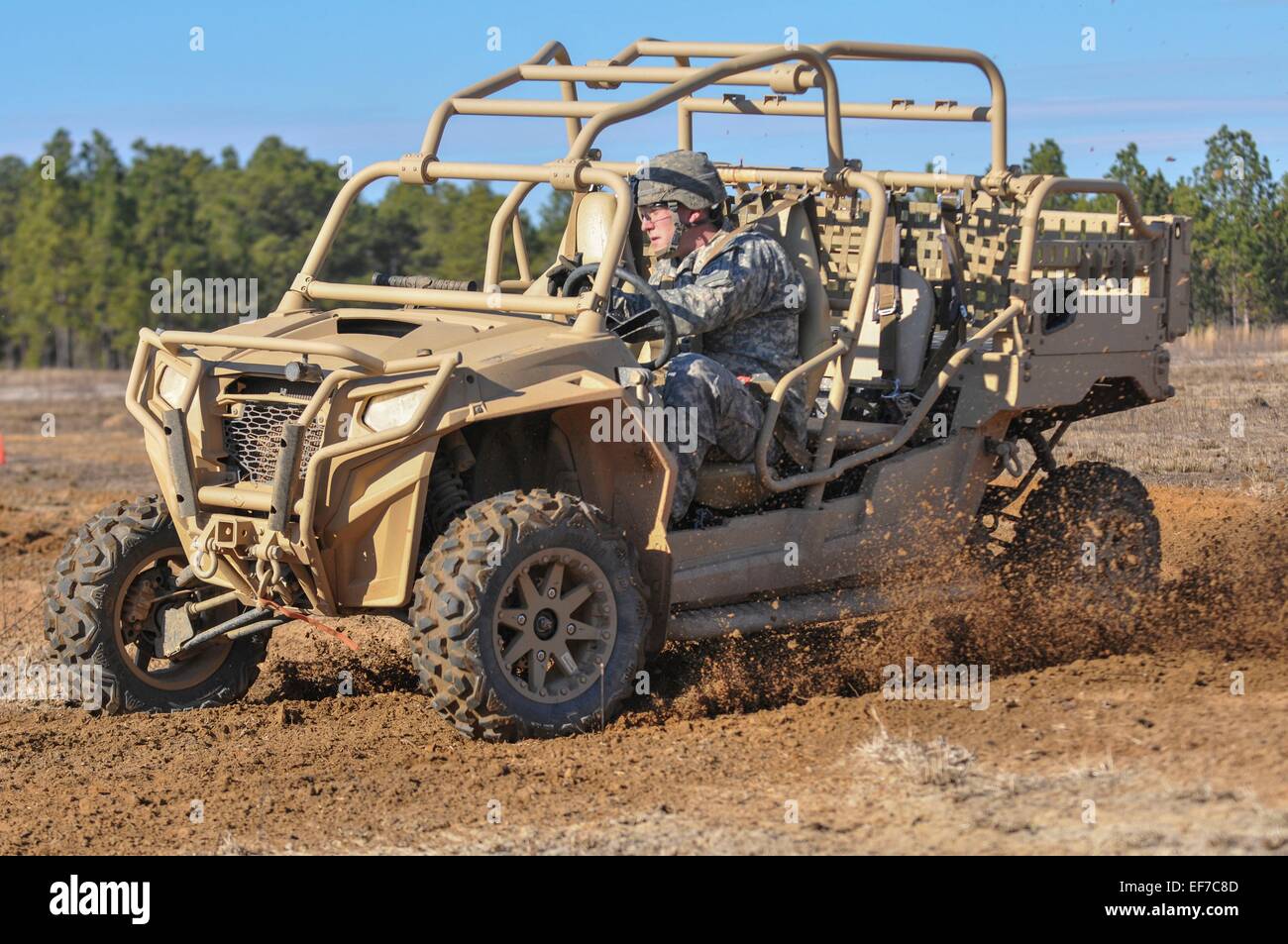 US Airborne Fallschirmjäger fahren Licht taktische All Terrain Vehicles durch eine Einarbeitung Kurs 22. Januar 2015 in Fort Bragg, N.C. Stockfoto