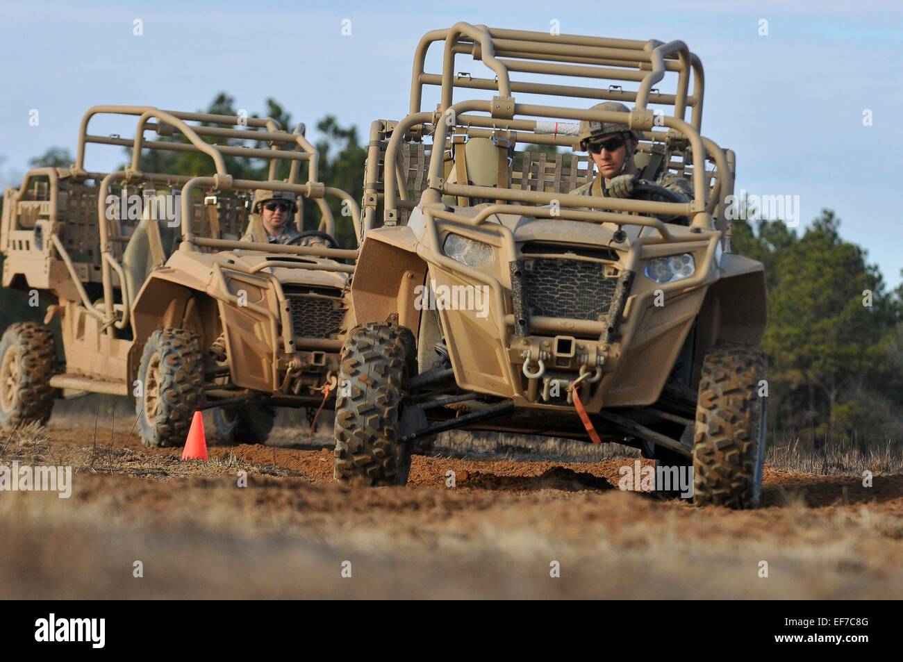 US Airborne Fallschirmjäger fahren Licht taktische All Terrain Vehicles durch eine Einarbeitung Kurs 22. Januar 2015 in Fort Bragg, N.C. Stockfoto