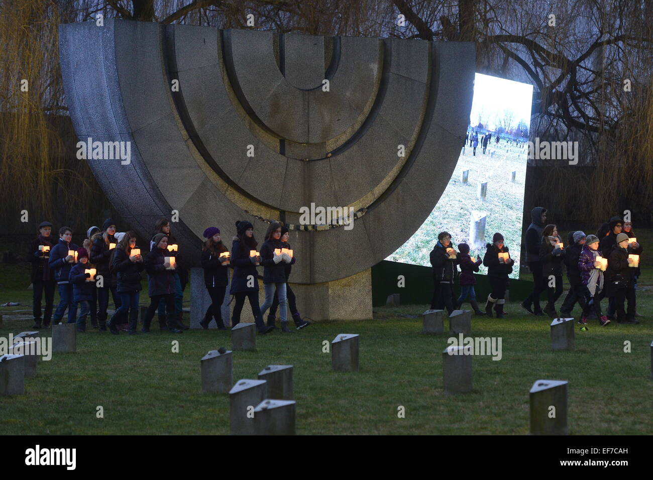 Terezin, Tschechische Republik. 27. Januar 2015. Menschen kommen um Kerzen in Form von jüdischen Star während der Festveranstaltung zum 70. Jahrestag des Tages, stellen als der größten Nazi-Tod in Oswiecim (Auschwitz) in Polen befreit wurde. Im Bild auf dem Nationalfriedhof in Terezin, Tschechische Republik, Dienstag, 27. Januar 2015. © Michal Kamaryt/CTK Foto/Alamy Live-Nachrichten Stockfoto