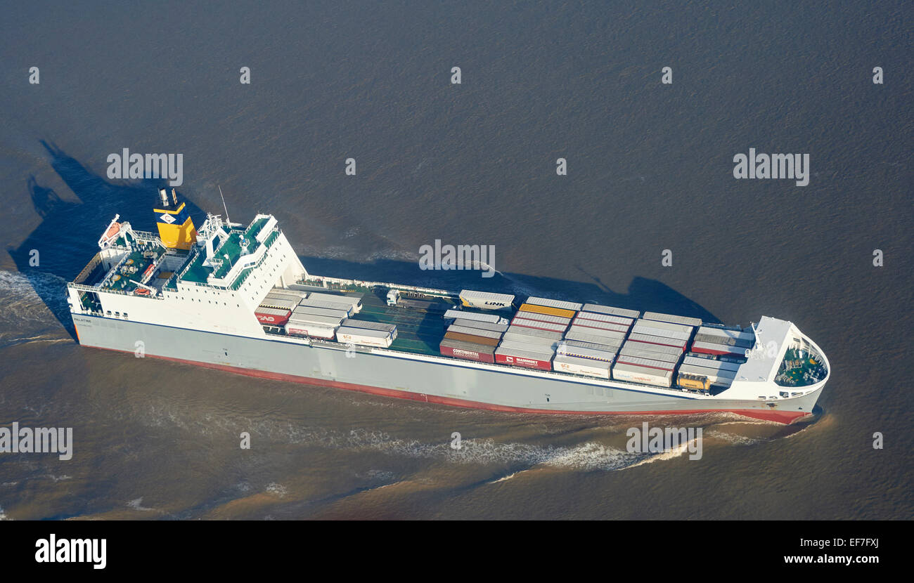 Containerschiff auf der Themse, in der Nähe von Tilbury, South East England Stockfoto