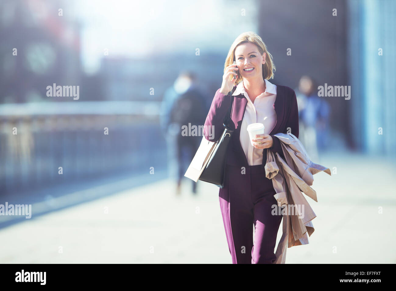 Geschäftsfrau, reden über Handy auf Stadt Bürgersteig Stockfoto
