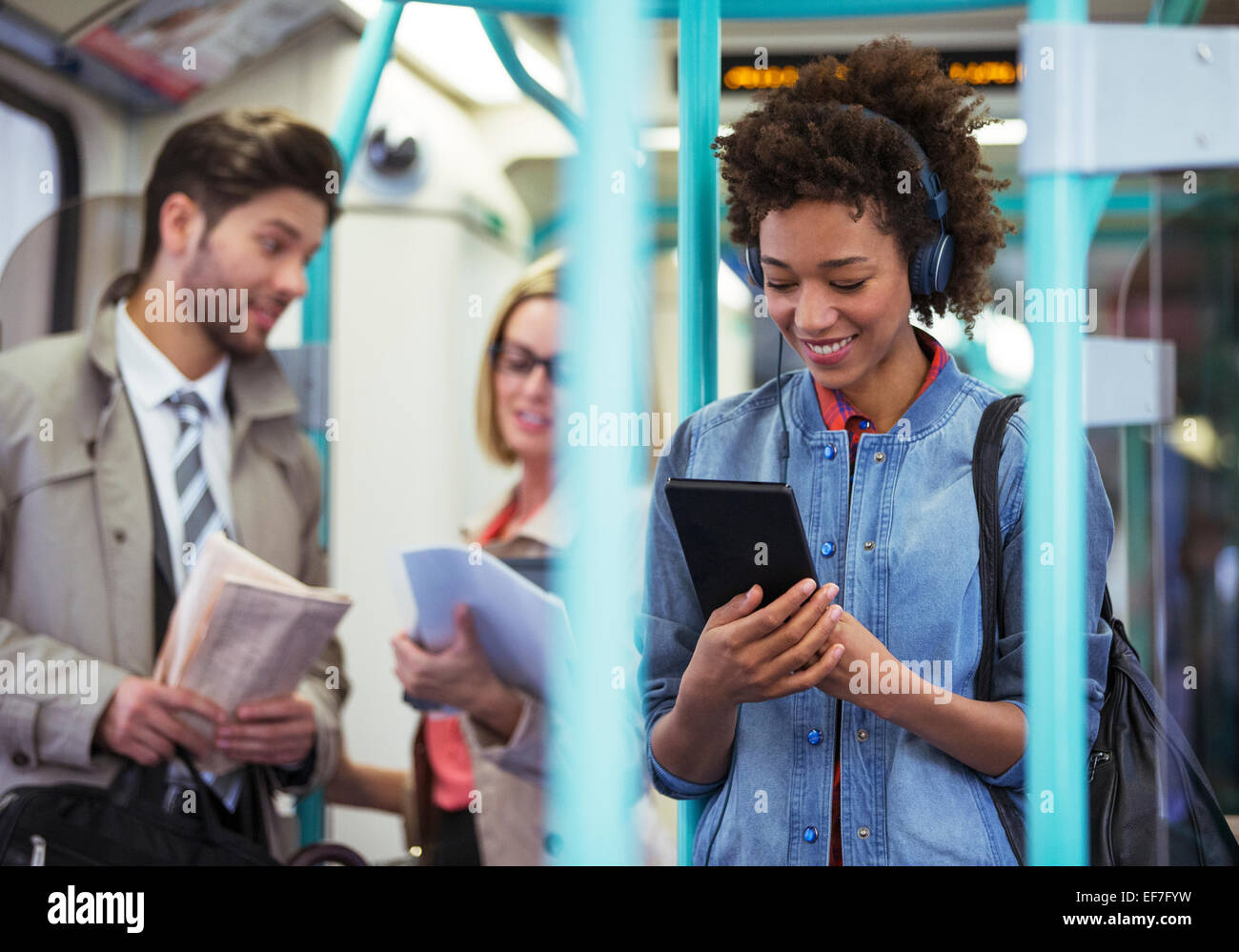 Frau mit digital-Tablette auf dem Zug Stockfoto