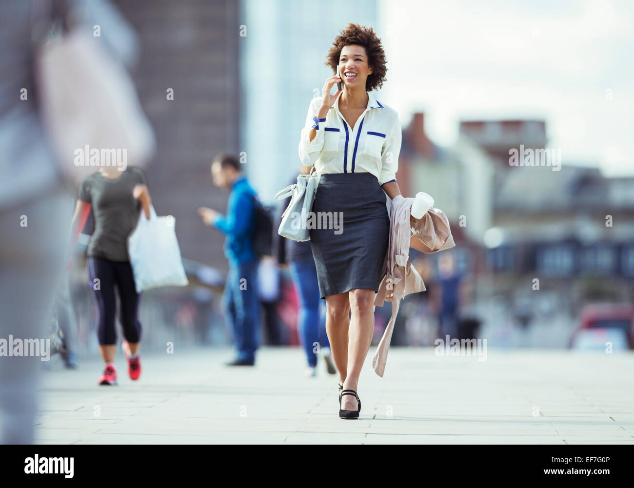 Geschäftsfrau, reden über Handy in Stadt Stockfoto