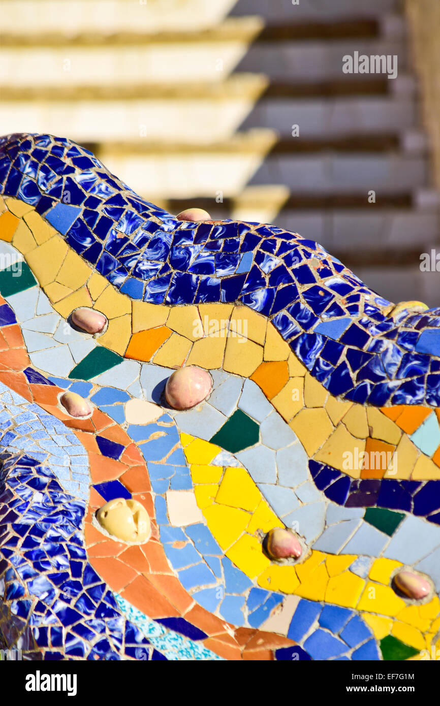 Detail der Dekoration des Drachen, der bewacht den Eingang zum Park Güell. Barcelona, Katalonien, Spanien. Stockfoto