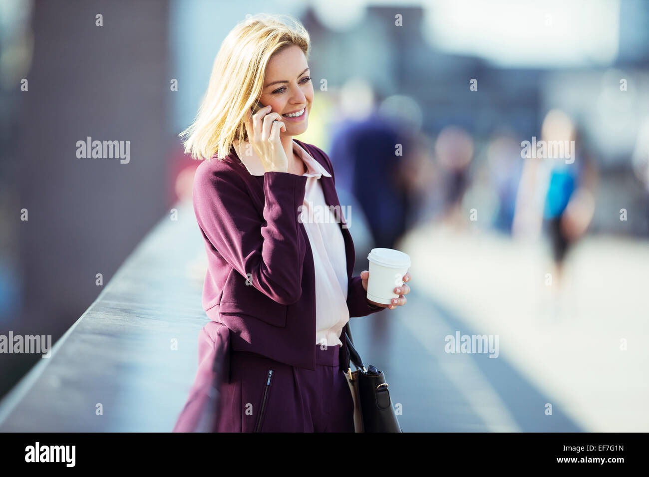 Geschäftsfrau, reden über Handy auf städtische Brücke Stockfoto