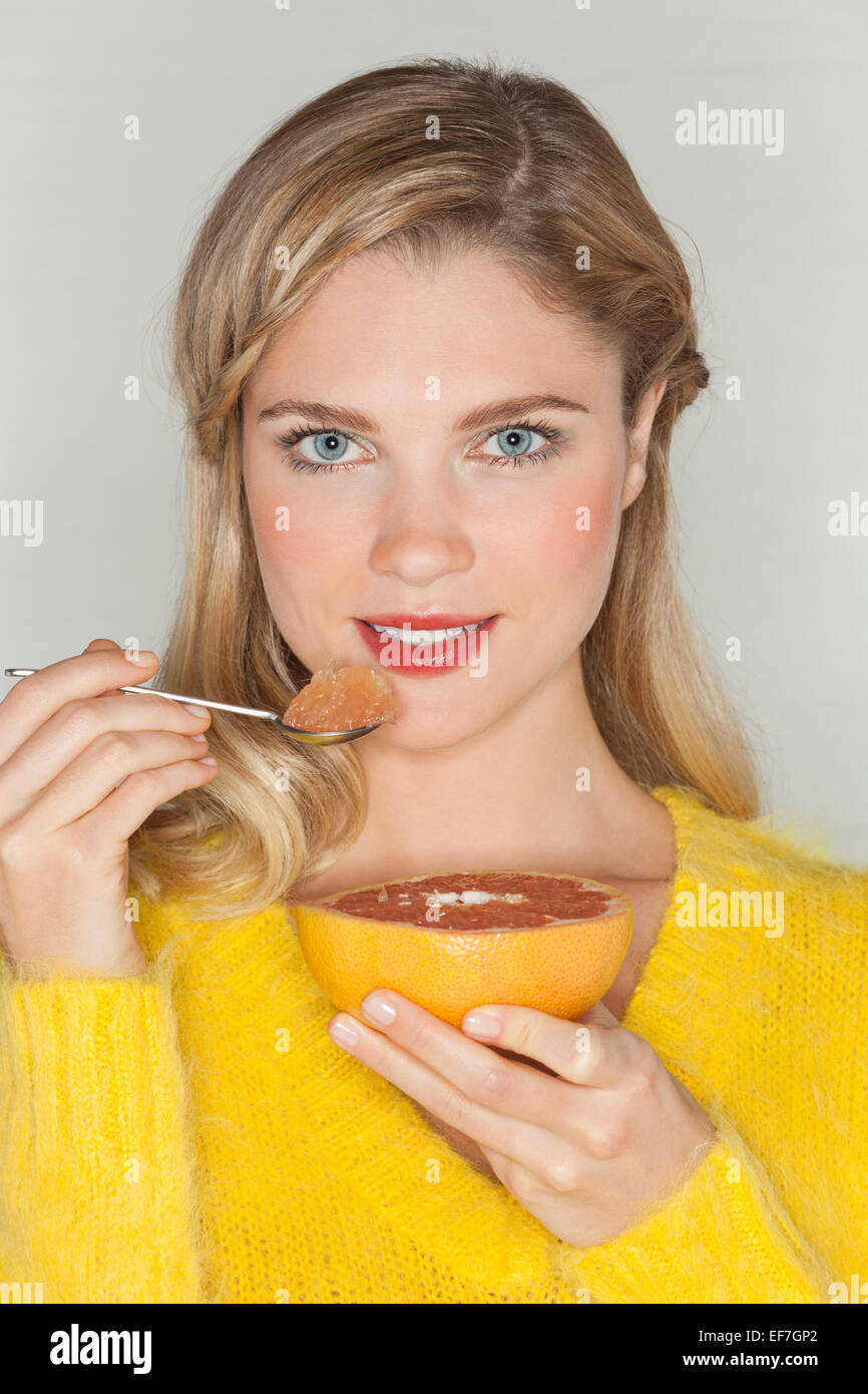 Porträt einer schönen Frau Essen grapefruit Stockfoto