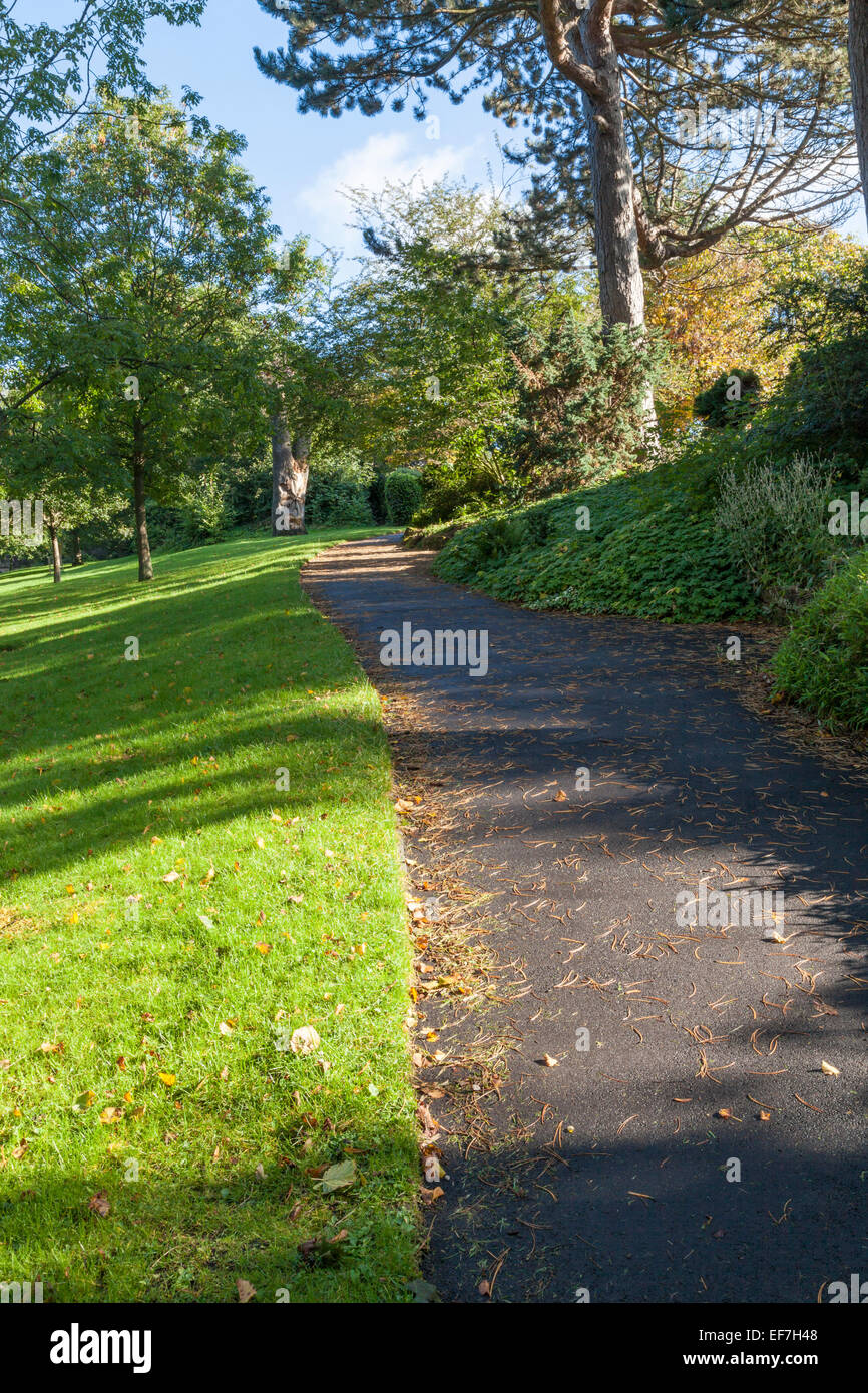 Ein Weg durch einen öffentlichen Park. Das Arboretum, Nottingham, England, Großbritannien Stockfoto