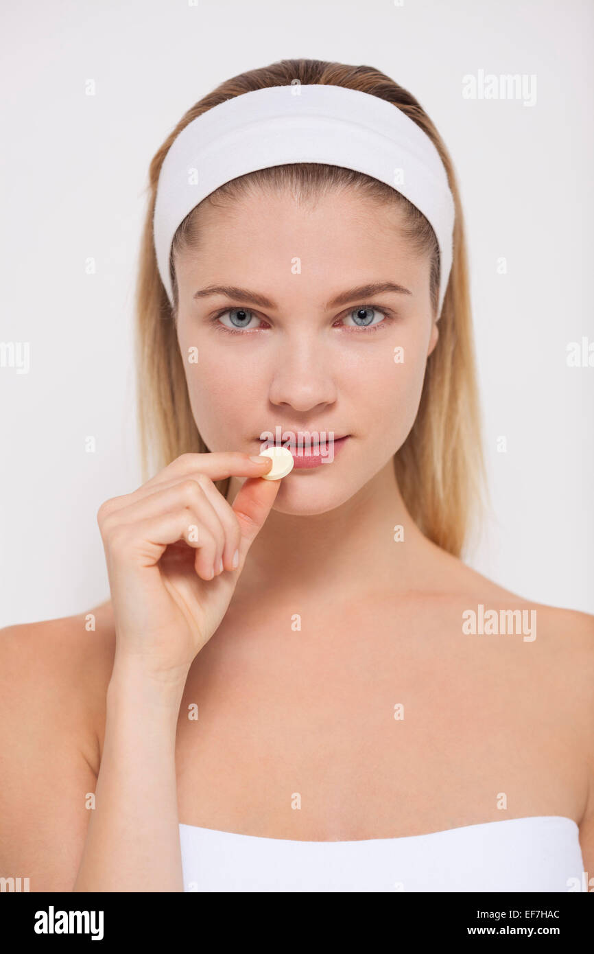 Schöne Frau Einnahme Pille Stockfoto