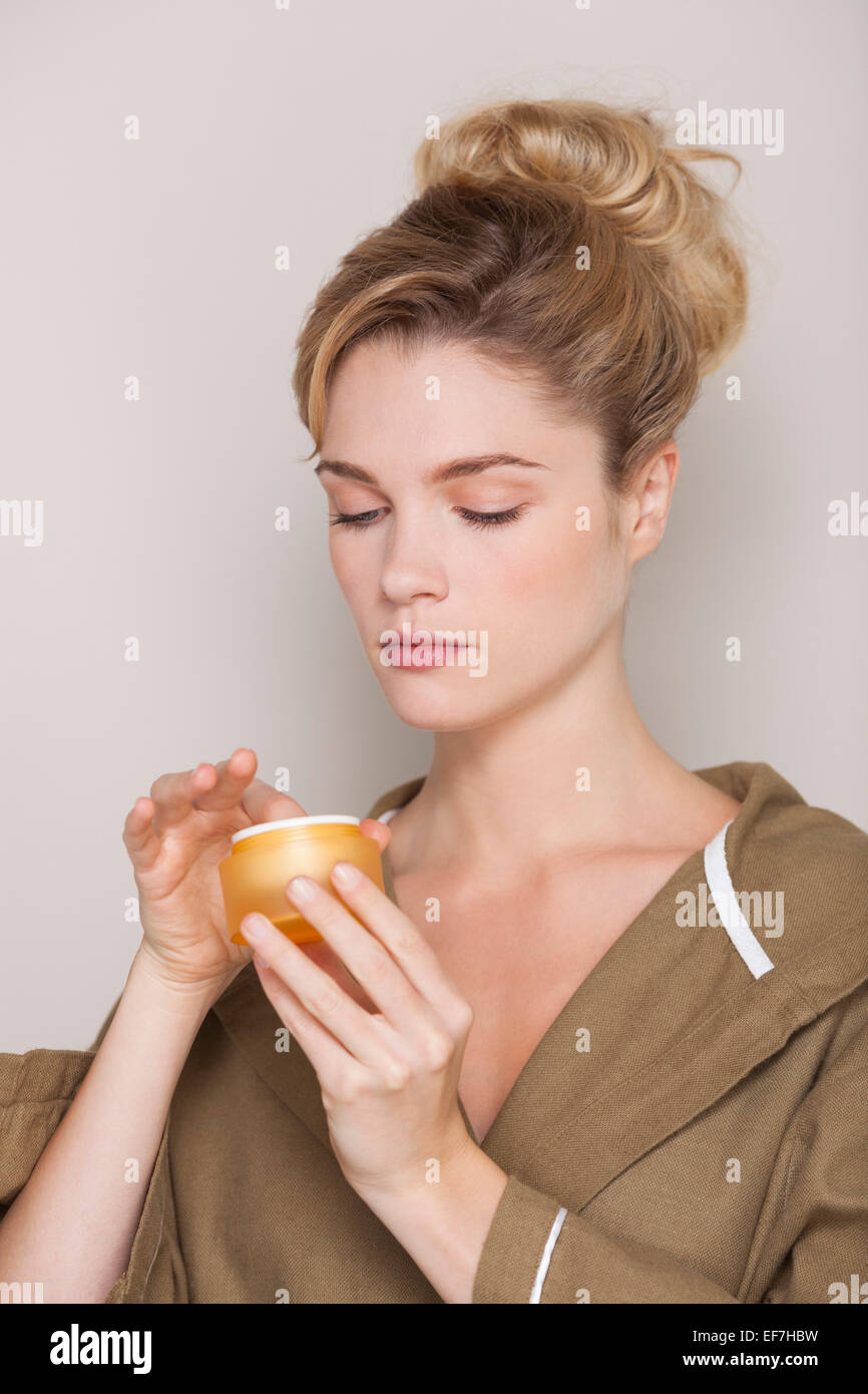 Nahaufnahme einer schönen Frau mit Feuchtigkeitscreme Stockfoto
