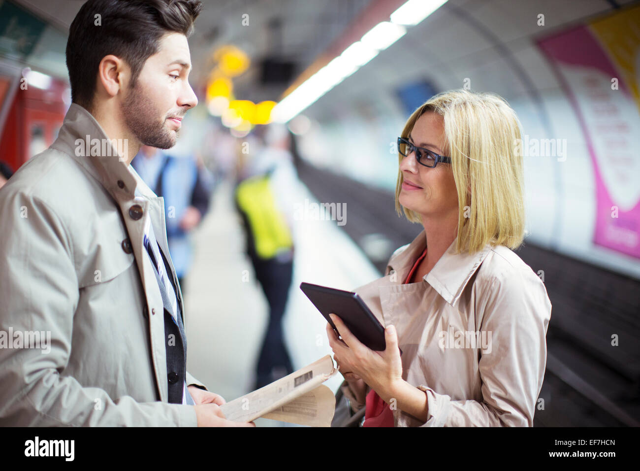 Geschäftsleute, die in u-Bahnstation im Gespräch Stockfoto