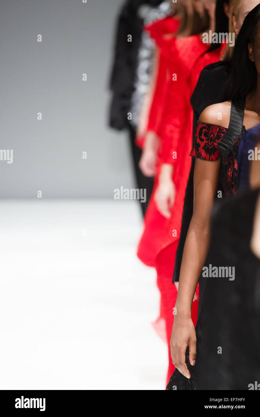Fashion-Models auf dem Laufsteg bei der Modenschau Stockfoto