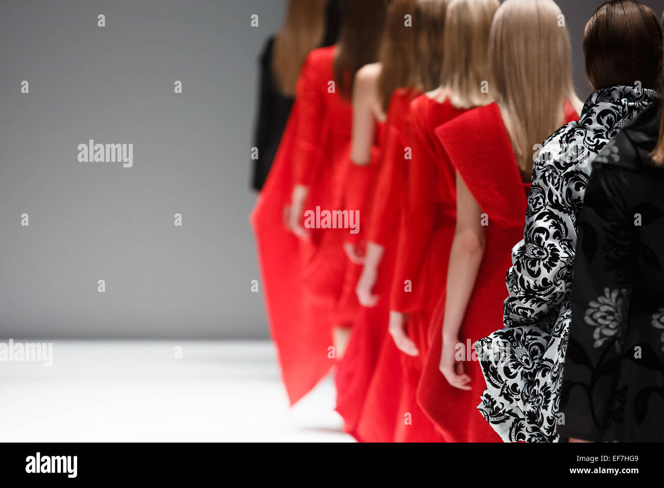 Fashion-Models auf dem Laufsteg bei der Modenschau Stockfoto