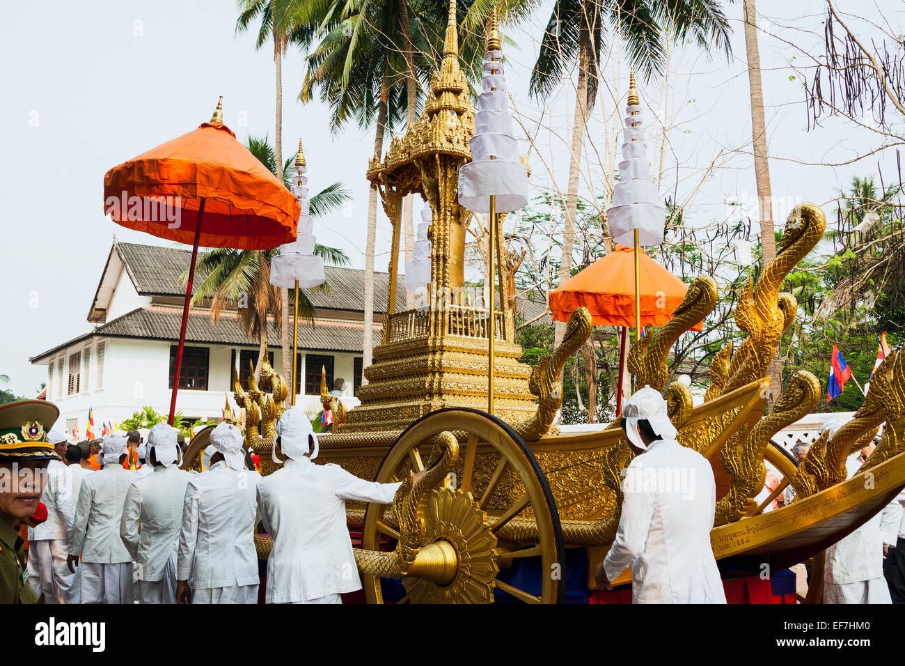 Buddhistische Akolythen schieben den goldenen Wagen in einer Prozession auf Mue Nau, Lao Neujahr in Luang Prabang, Laos. Stockfoto