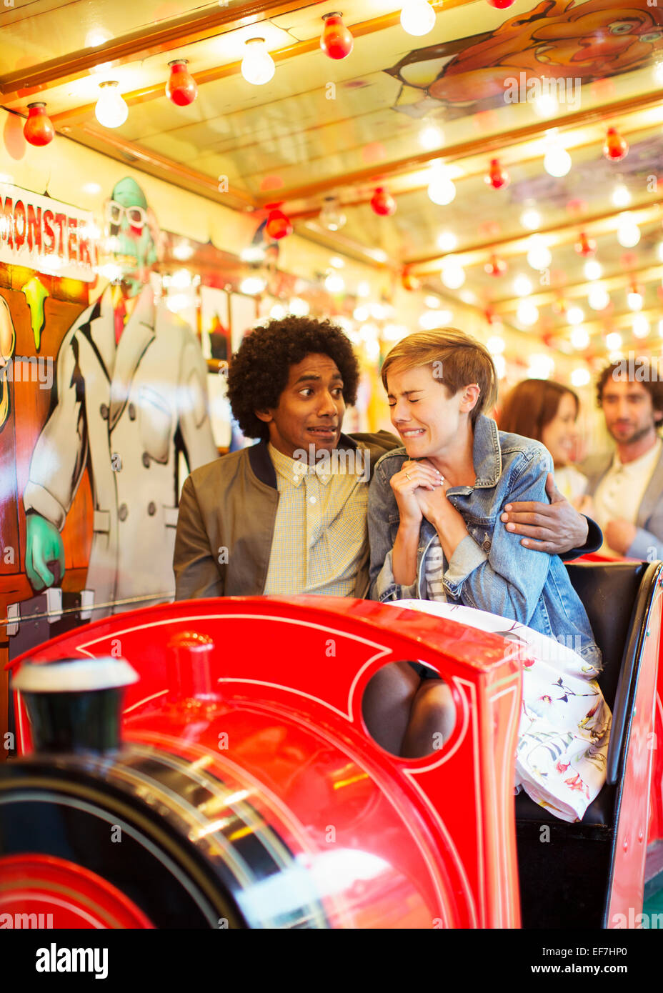 Mann umfassenden Angst Freundin auf Geisterbahn Stockfoto