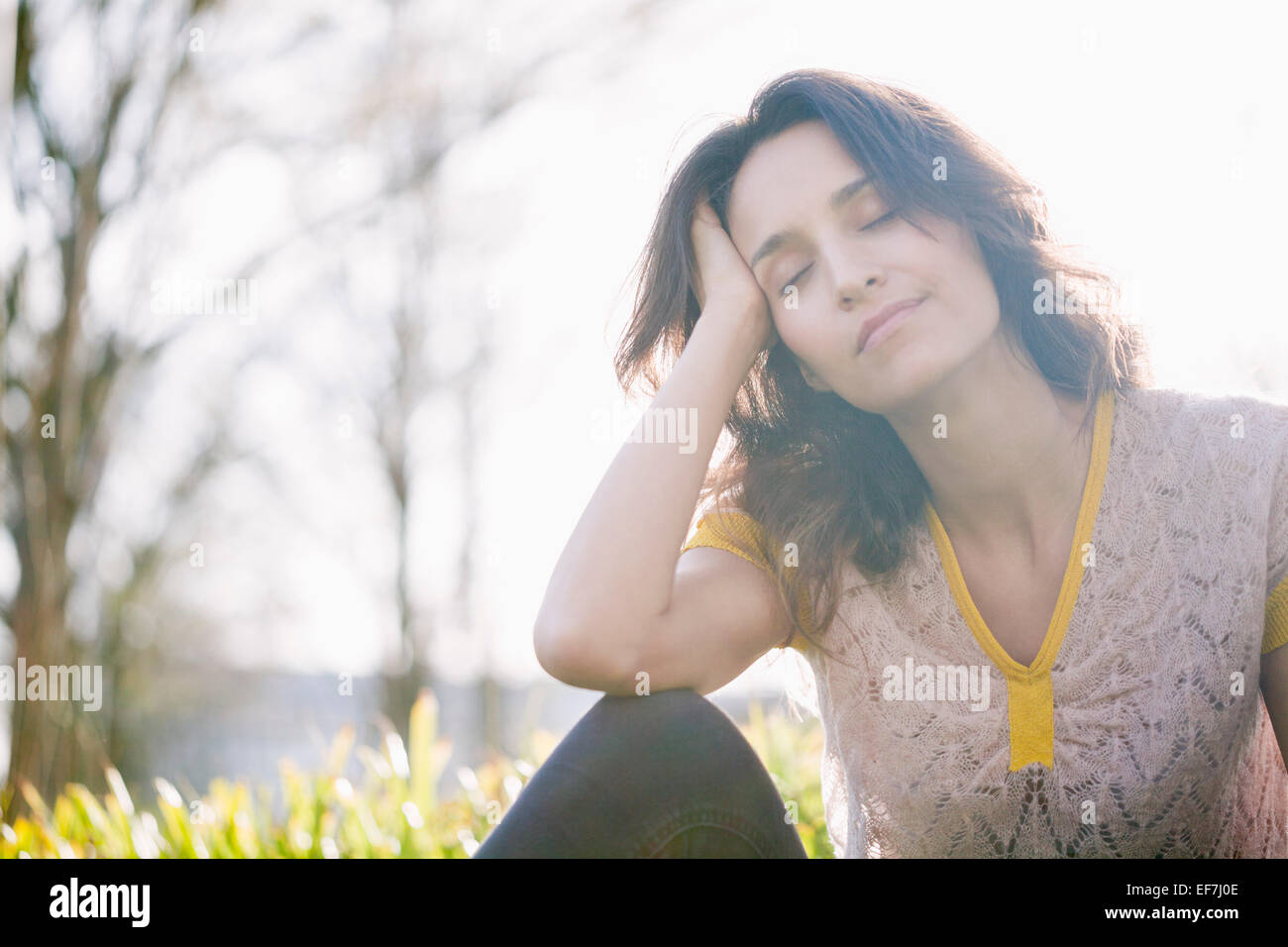 Schöne Frau Tagträumen Stockfoto