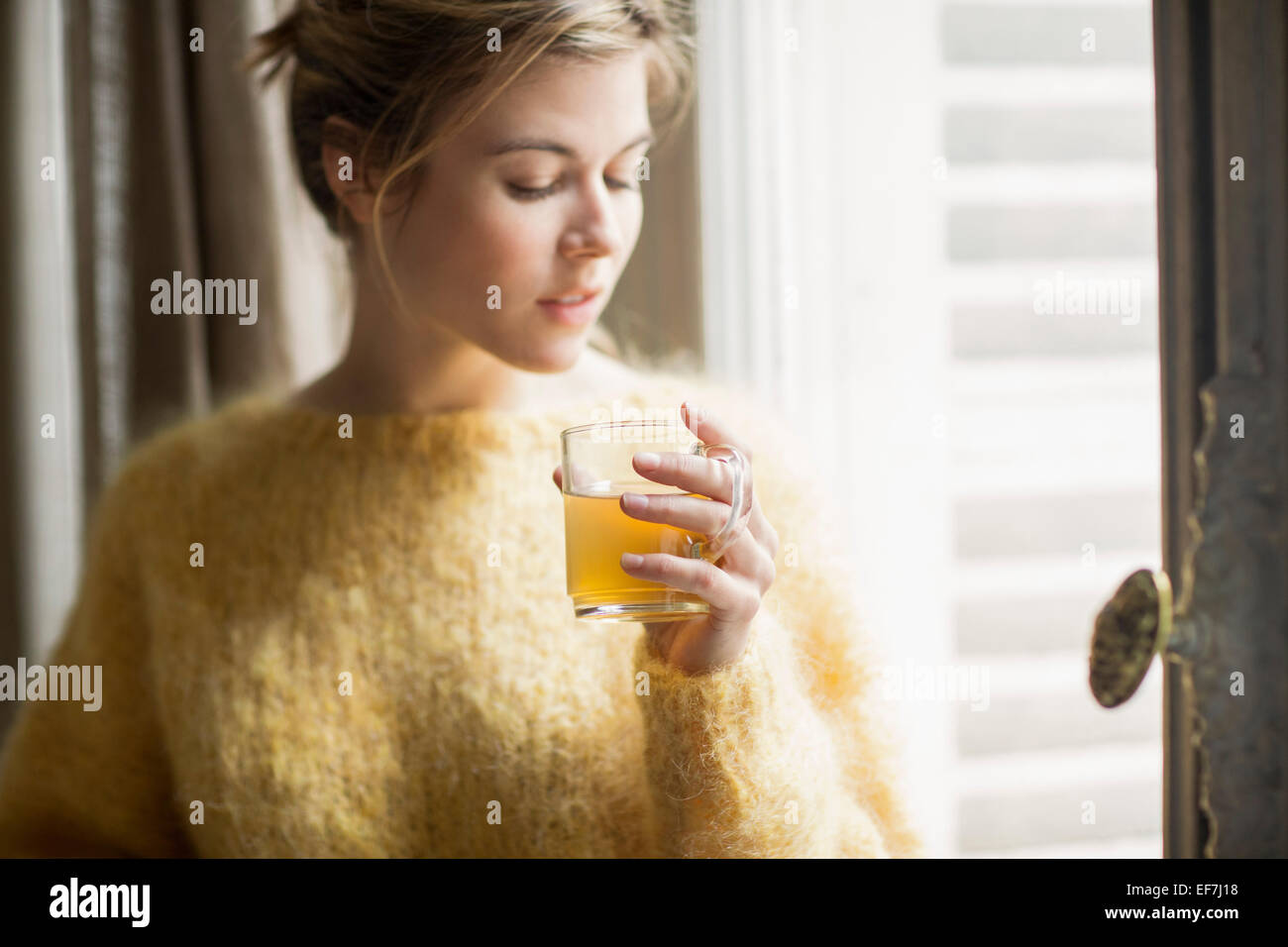Frau trinkt Kräutertee Stockfoto
