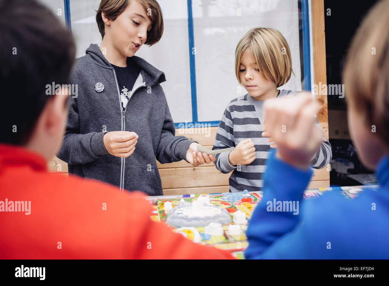 Kinder spielen mit Spielzeug Stockfoto