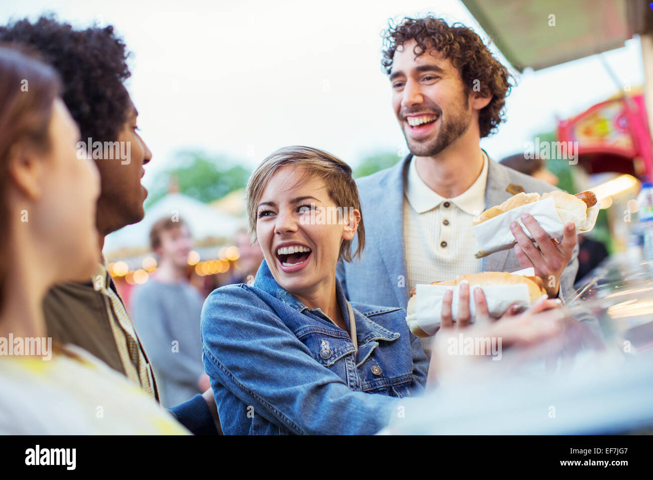 Menschen kaufen Hotdogs in Essen stehen im Freizeitpark Stockfoto