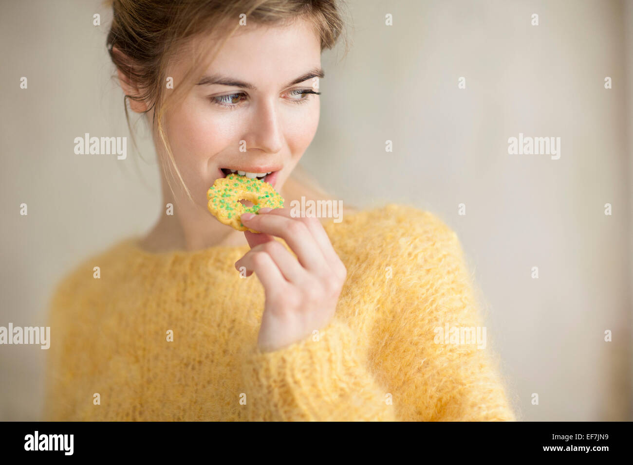 Frau, die einen Cookie essen Stockfoto