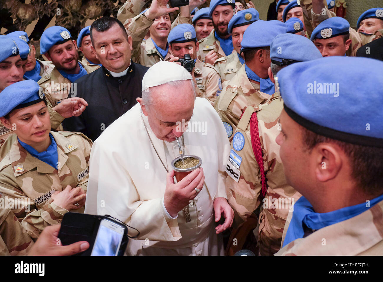 Vatikan-Stadt. 28. Januar 2015. Papst Francis, Generalaudienz in Nervi Halle, 28. Januar 2015 - der Papst trifft argentinischen Militärabteilung der Vereinten Nationen Credit: wirklich Easy Star/Alamy Live News Stockfoto