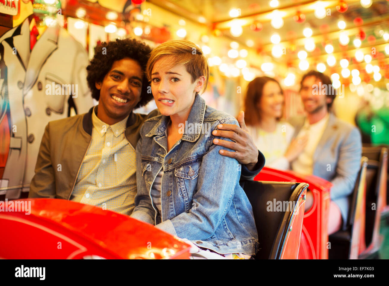 Mann umfassenden Angst Freundin auf Geisterbahn Stockfoto