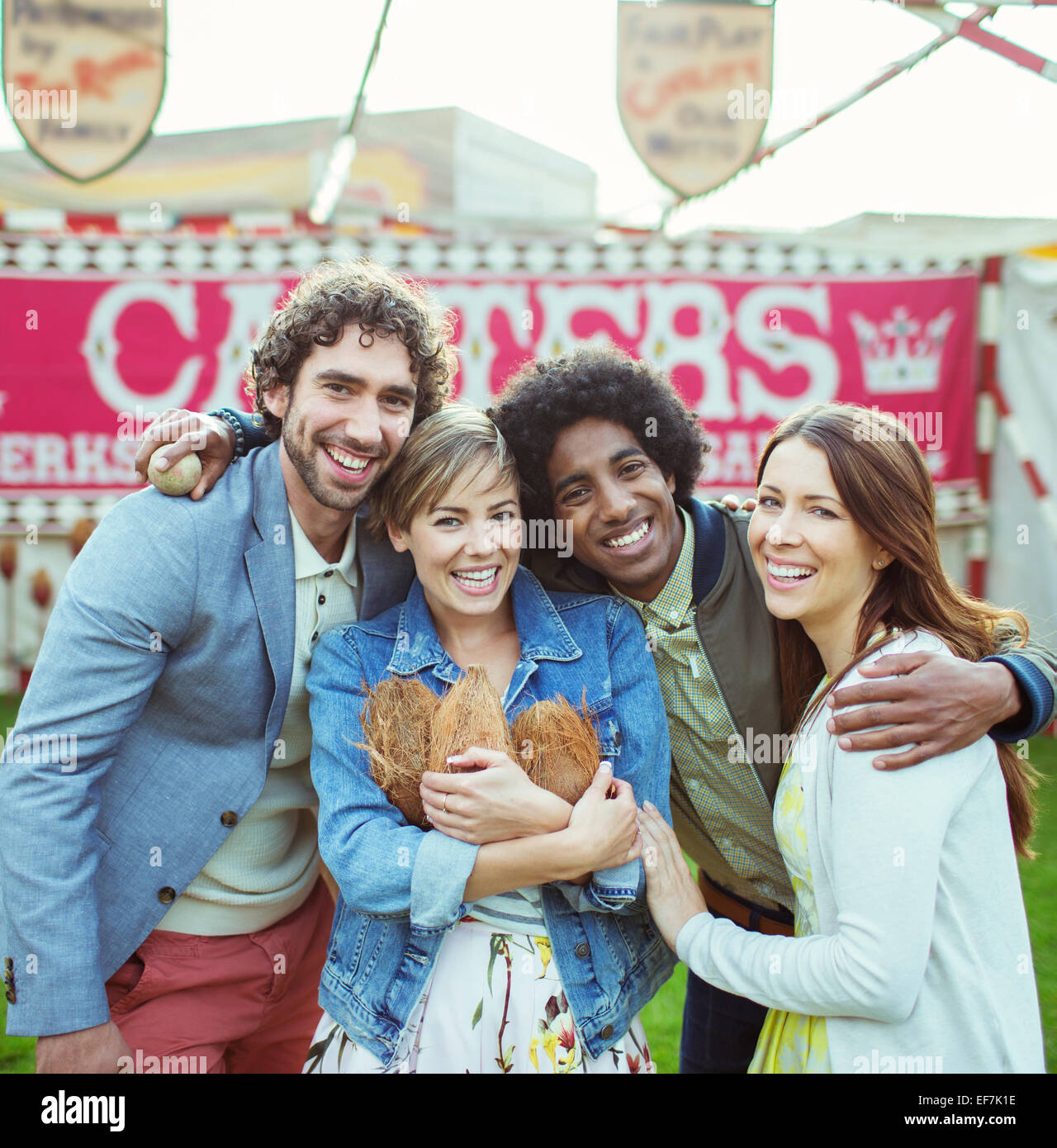 Porträt von vier Freunden, die Spaß im Freizeitpark Stockfoto