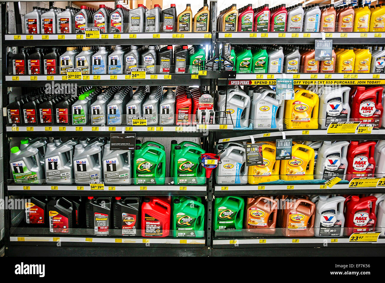 Eine Vielzahl von Öl-Produkte für den Verkauf in einem Auto-Teile-shop Stockfoto
