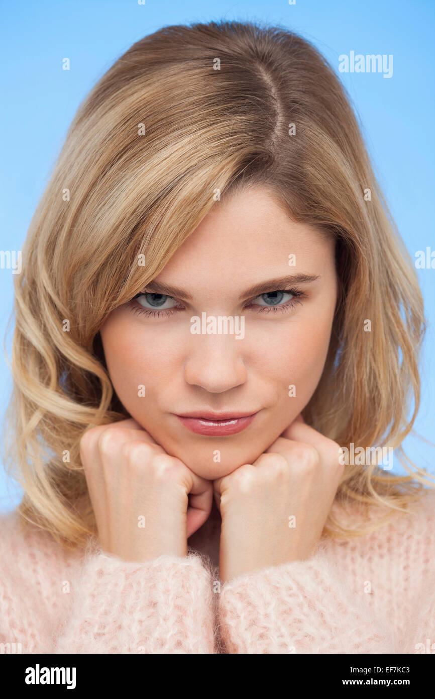 Porträt einer schönen Frau posiert Stockfoto