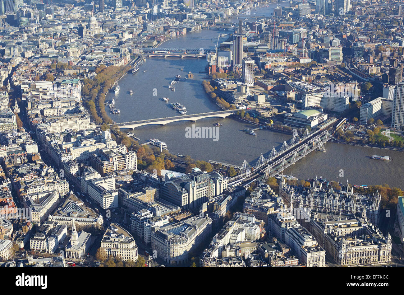 Der Themse aus der Luft, Zentral-London, UK nach Osten in Richtung der Stadt Hungerford Bridge rechts Stockfoto