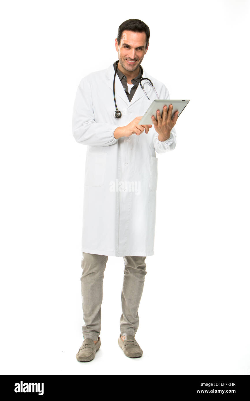 Voller Länge Porträt os einen lächelnden männlichen Arzt mit Stethoskop während der Arbeit mit einem digital-Tablette Stockfoto