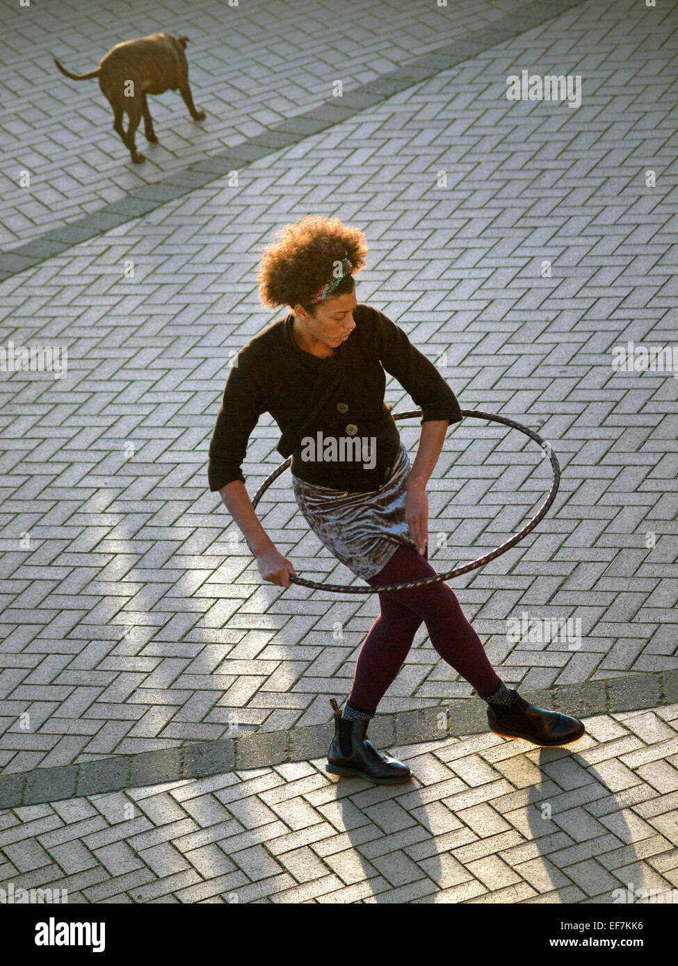 Eine Mädchen tanzt mit ihrer Hula-Hoop in Brighton Stockfoto