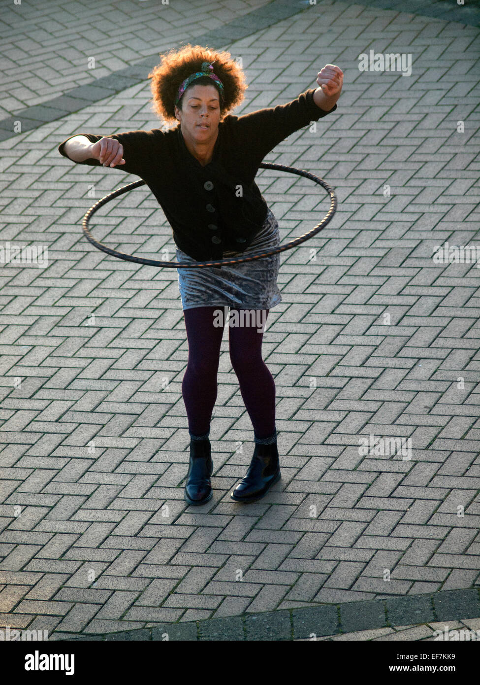 Eine Mädchen tanzt mit ihrer Hula-Hoop in Brighton Stockfoto